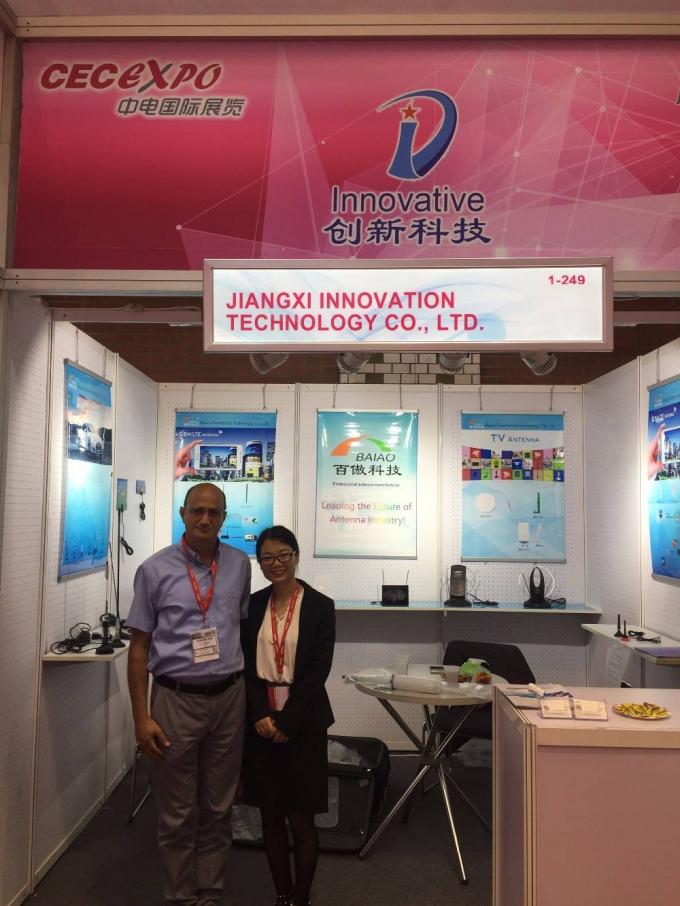 चूसने वाली डिस्क के साथ टेलीस्कोपिक 5 - 28dBi कार टीवी वाईफाई एंटीना 12